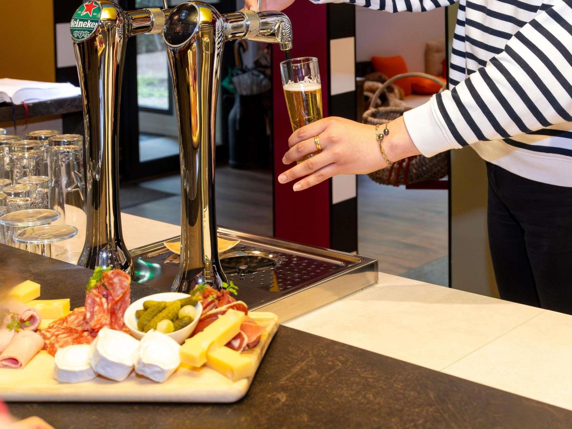 Logis Lyon Nord Hotel