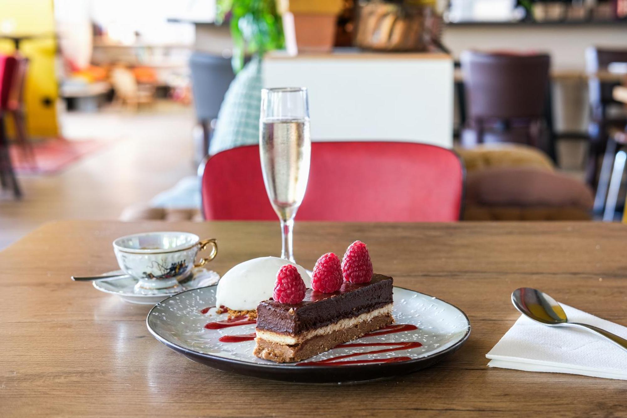 Greet Lyon Nord Hotel 3*